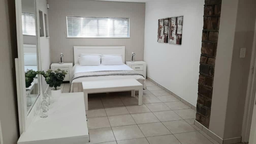 Feather Self Catering Accommodation วินด์ฮุก ภายนอก รูปภาพ
