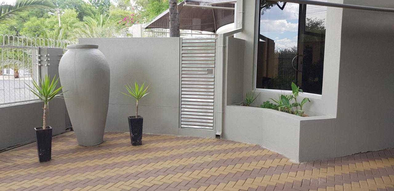 Feather Self Catering Accommodation วินด์ฮุก ภายนอก รูปภาพ