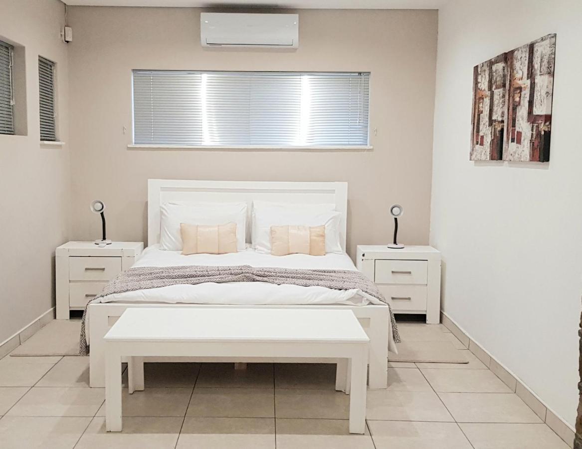 Feather Self Catering Accommodation วินด์ฮุก ภายนอก รูปภาพ
